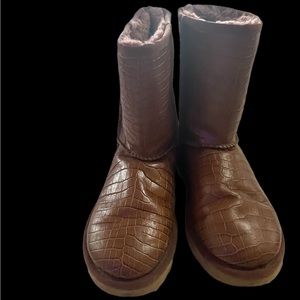 UGG, Classic Short Crocodile Embossed Boots, Brown, Size 6